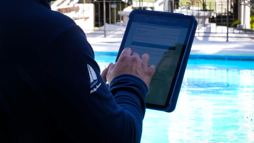Copia de Nacho con tablet haciendo informe